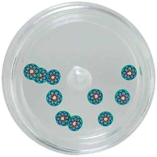 Turkizne keramične rožice na okroglem ozadnju